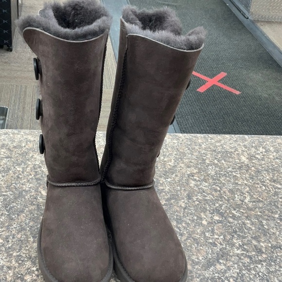 Ugg Triple Button shoes - Picture 2 of 4